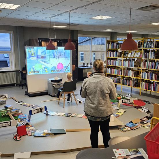 Mario Kart - kør ræs med Mario og Luigi i biblioteksrummet.