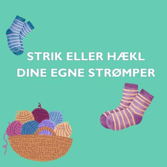 Et billede med turkis baggrund og teksten "Strik eller hækl dine egne strømper". Derudover en fletkurv med garn og to par stribede strømper i blå og lilla.