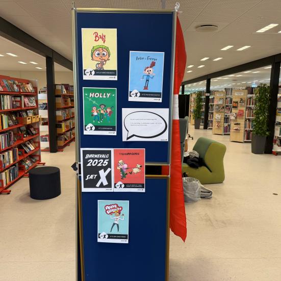 Billede af stemmeboksen på Faxe Bibliotek med nogle af valgplakaterne på.