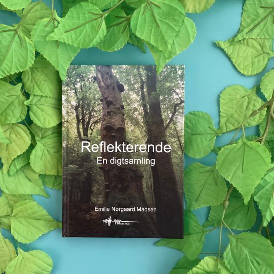 Et foto af digtsamlingen "Reflekterende" med lysegrønne blade omkring, som matcher bogens forside med et foto af en lysegrøn skov
