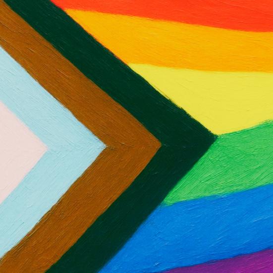 Pride-flag i penselstrøg, inklusiv progress-flagets striber.