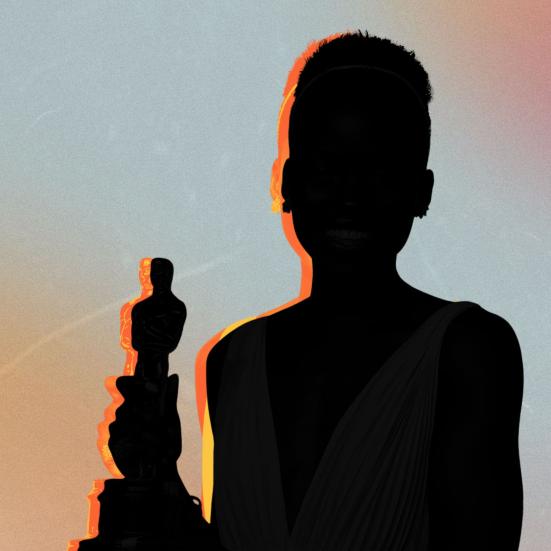 Lupita Nyong'o i silhuet med pris i hånden, fremhævet af en orange glød.