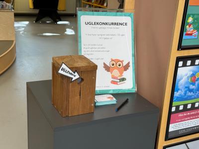Billede af plakat, deltagelsessedler og fuglekasse