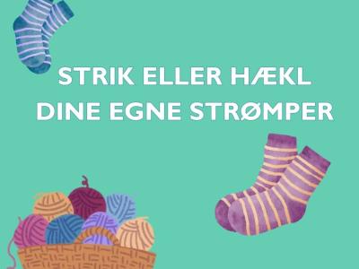 Et billede med turkis baggrund og teksten "Strik eller hækl dine egne strømper". Derudover en fletkurv med garn og to par stribede strømper i blå og lilla.