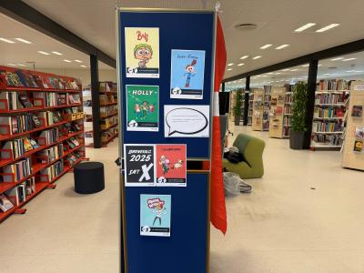 Billede af stemmeboksen på Faxe Bibliotek med nogle af valgplakaterne på.