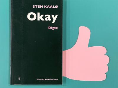 Billede af bogen "Okay" af Sten Kaalø på turkis baggrund med en hånd, der giver thumbs up, skåret ud i lyserødt pap
