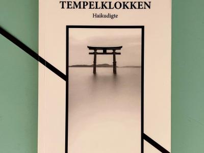 Foto af "Tempelklokken" af Yosa Buson på turkis baggrund