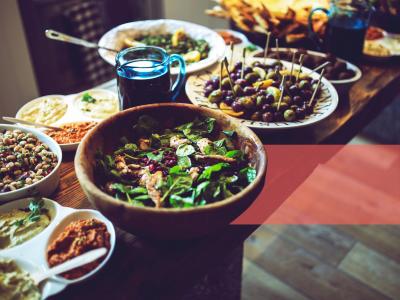 Et bord fyldt med retter med bælgfrugter i fokus.