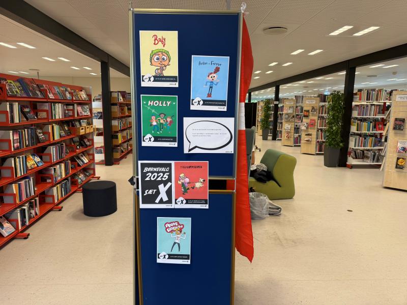 Billede af stemmeboksen på Faxe Bibliotek med nogle af valgplakaterne på.