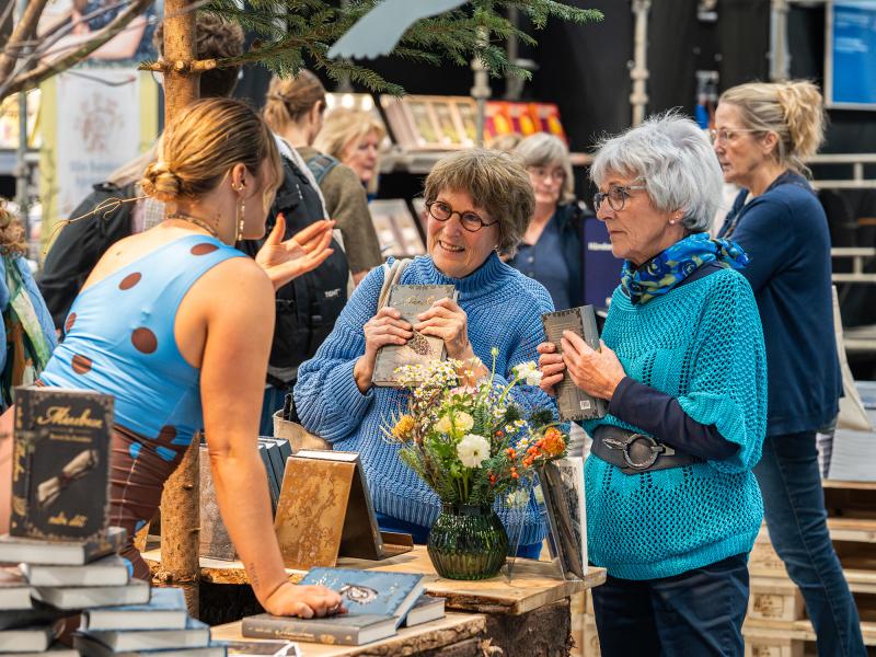 Vi quizzer og snakker på en hyggelig bustur til alle bogelskeres paradis, Bogforum i København.