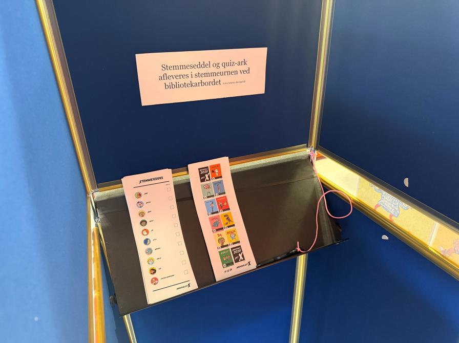 Et billede inde fra stemmeboksen med stemmesedler.