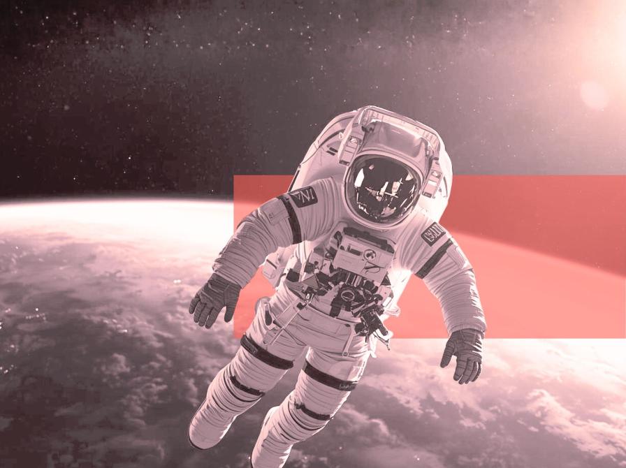 Astronaut svæver over planet